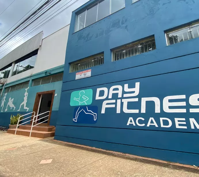 Foto do lado externo da academia
